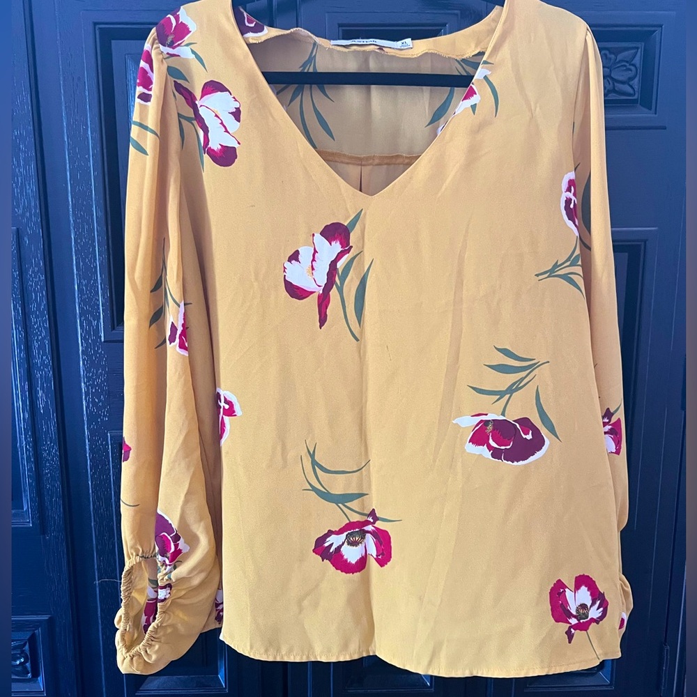 SZXL Floral Print Lightweight blouse. Gathered sleeves, v neck, loose fit.